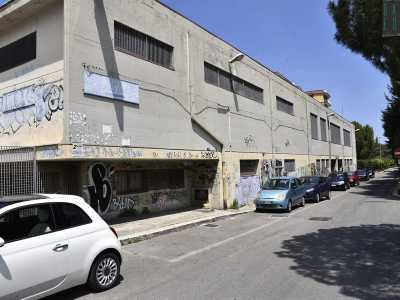 L'ex mercato coperto, una struttura di 2mila metri quadri inaugurata alla fine degli anni 90 ma chiusa dal 2003, abbandonata dai commercianti che non riuscivano a mantenere gli alti costi dei box.  Si trova tra via Di Cagno e via Carrante 